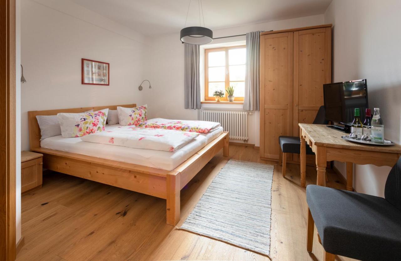 Pension Bernhardhof Otterfing エクステリア 写真