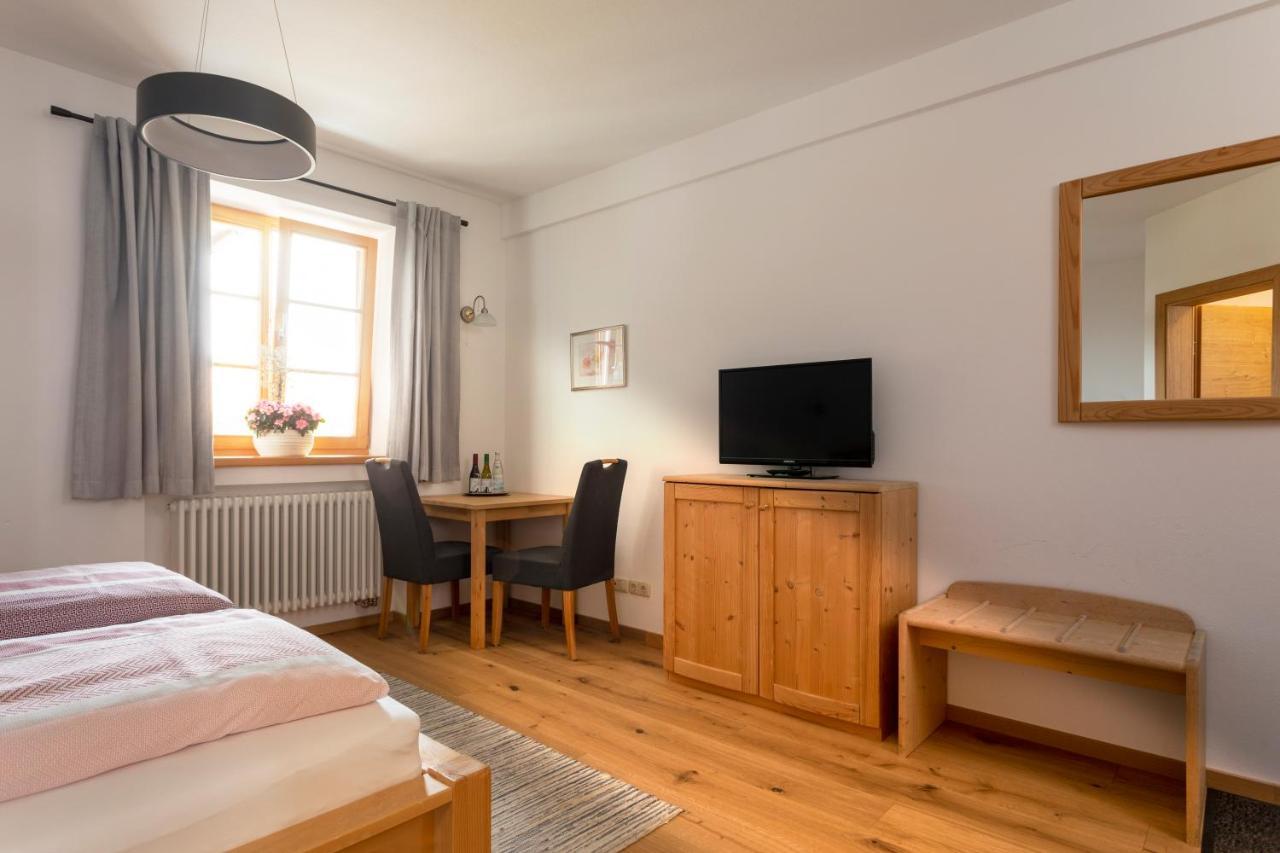 Pension Bernhardhof Otterfing エクステリア 写真
