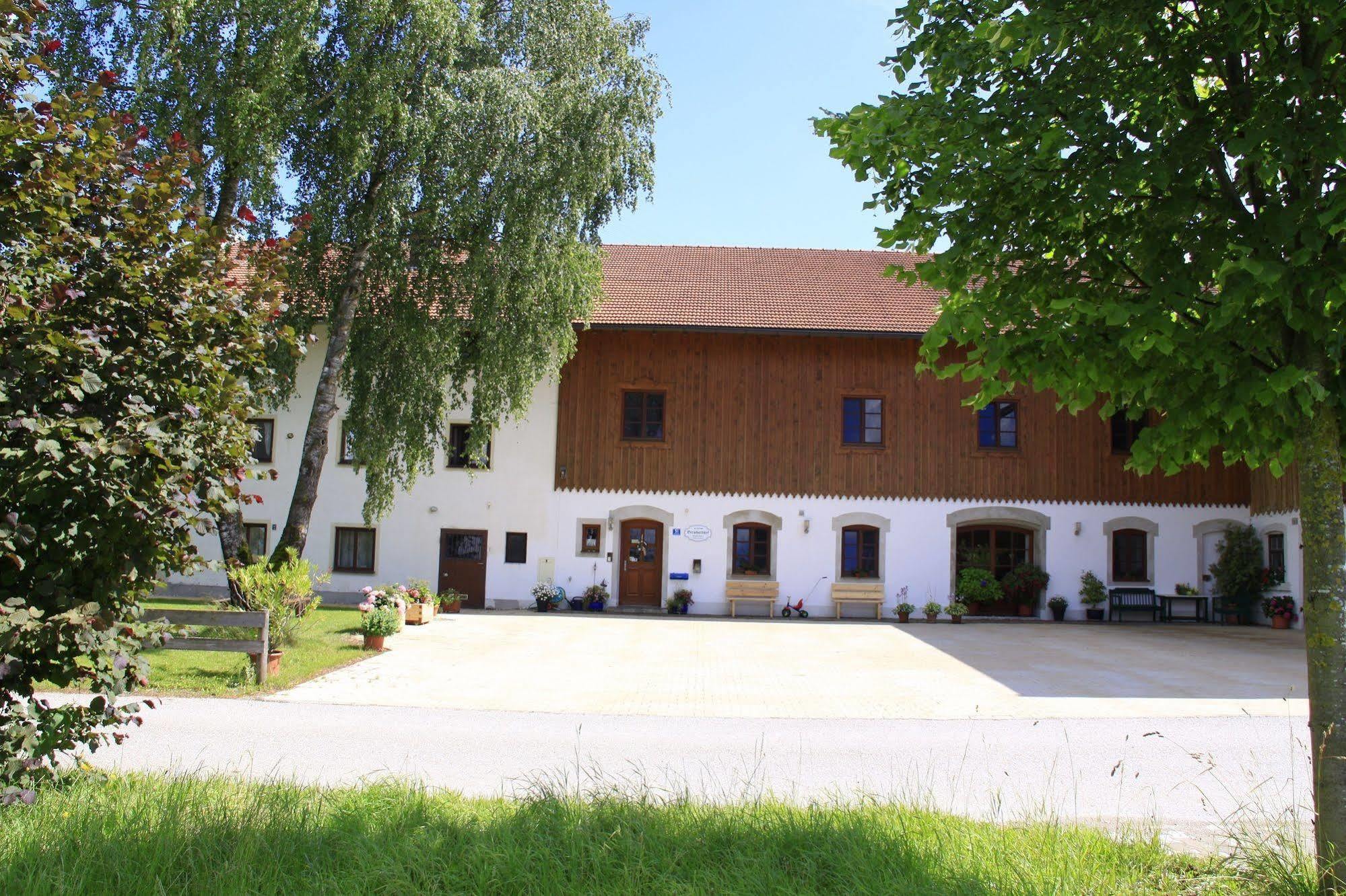 Pension Bernhardhof Otterfing エクステリア 写真