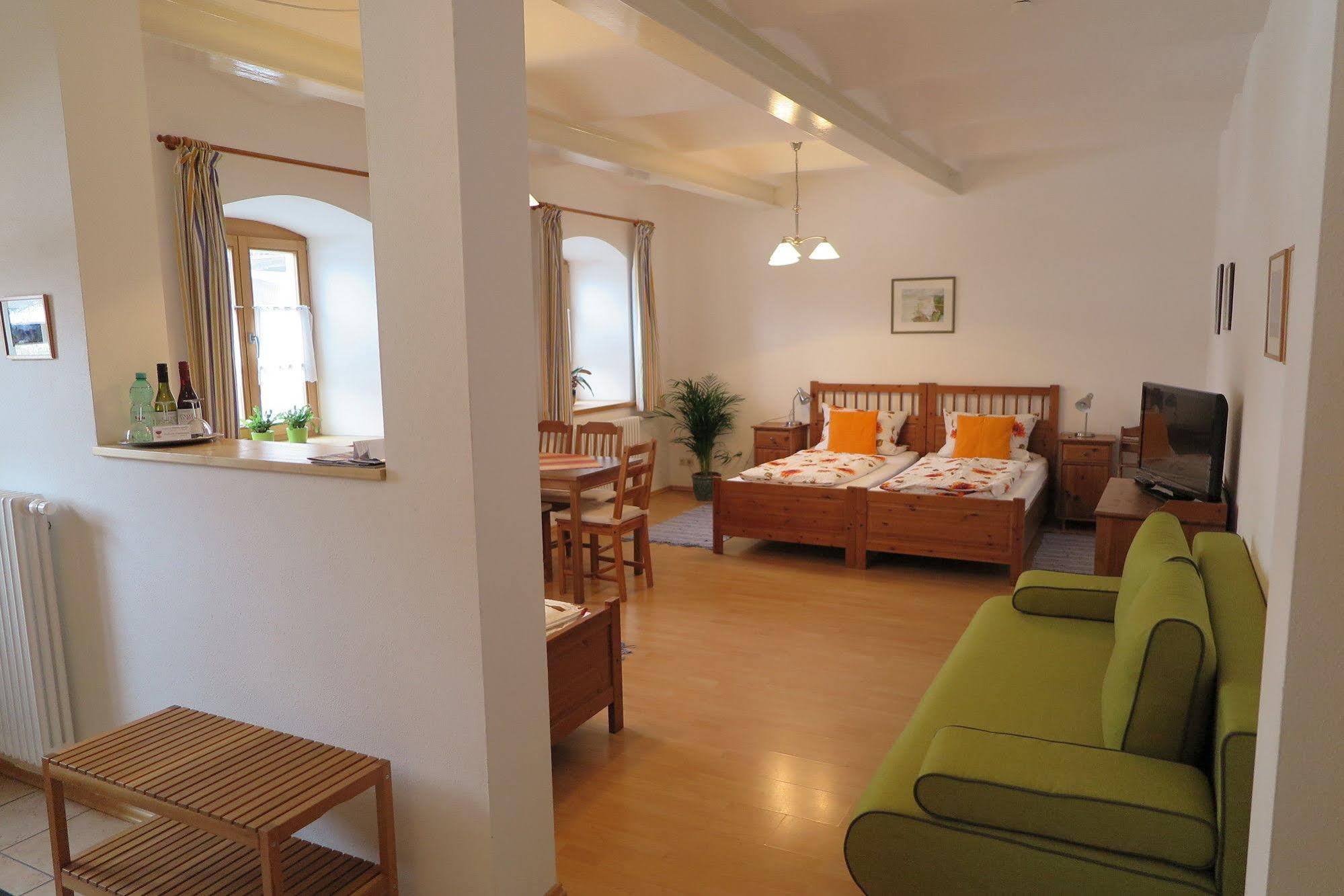 Pension Bernhardhof Otterfing エクステリア 写真