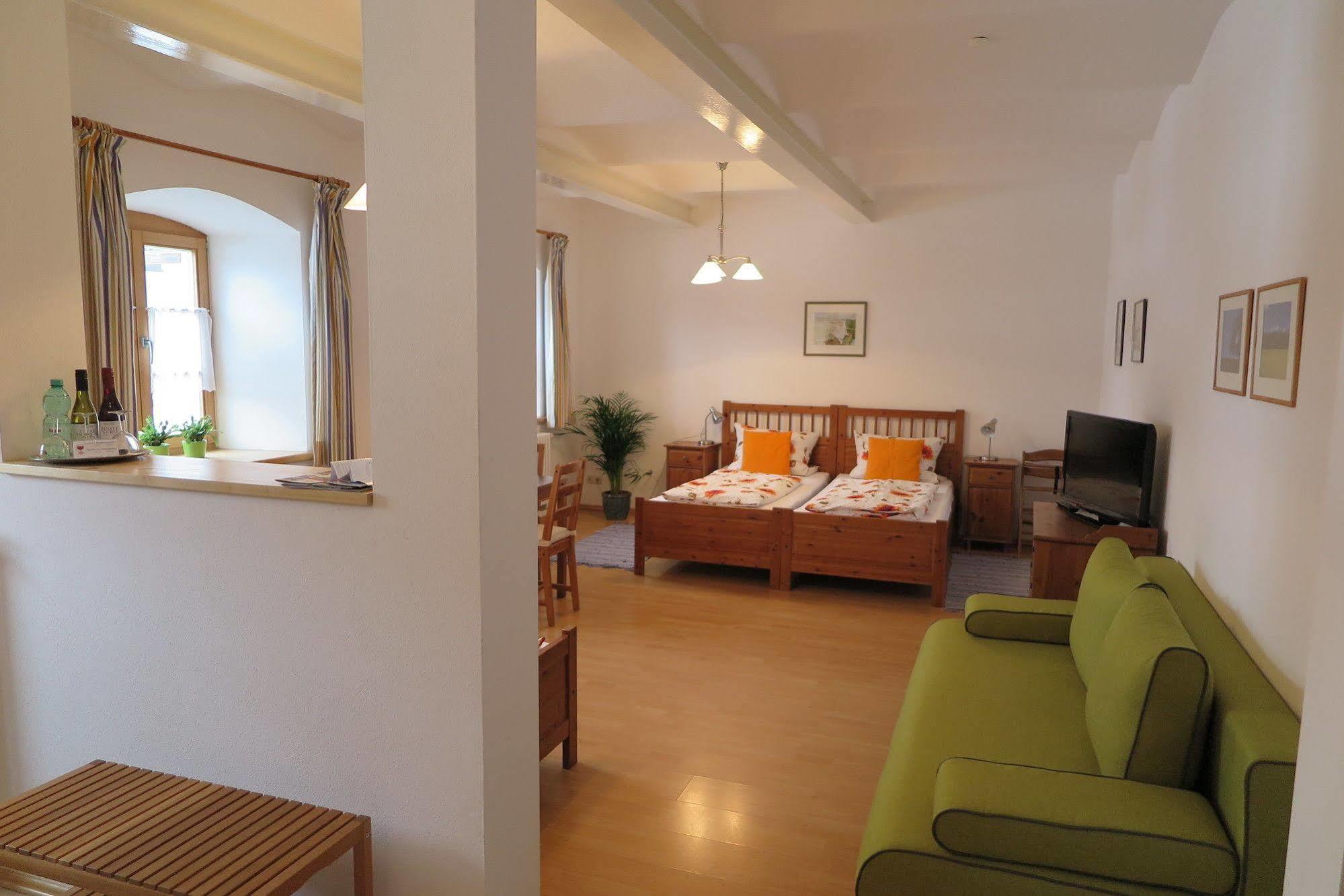 Pension Bernhardhof Otterfing エクステリア 写真