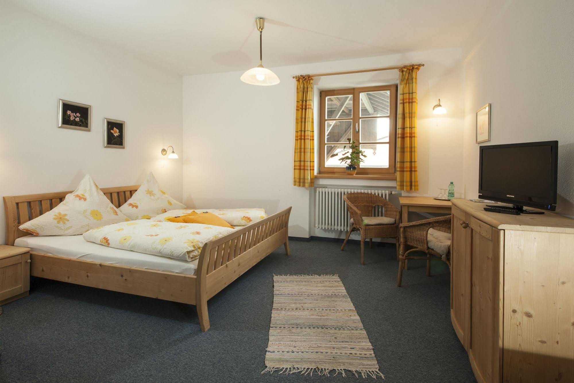 Pension Bernhardhof Otterfing エクステリア 写真