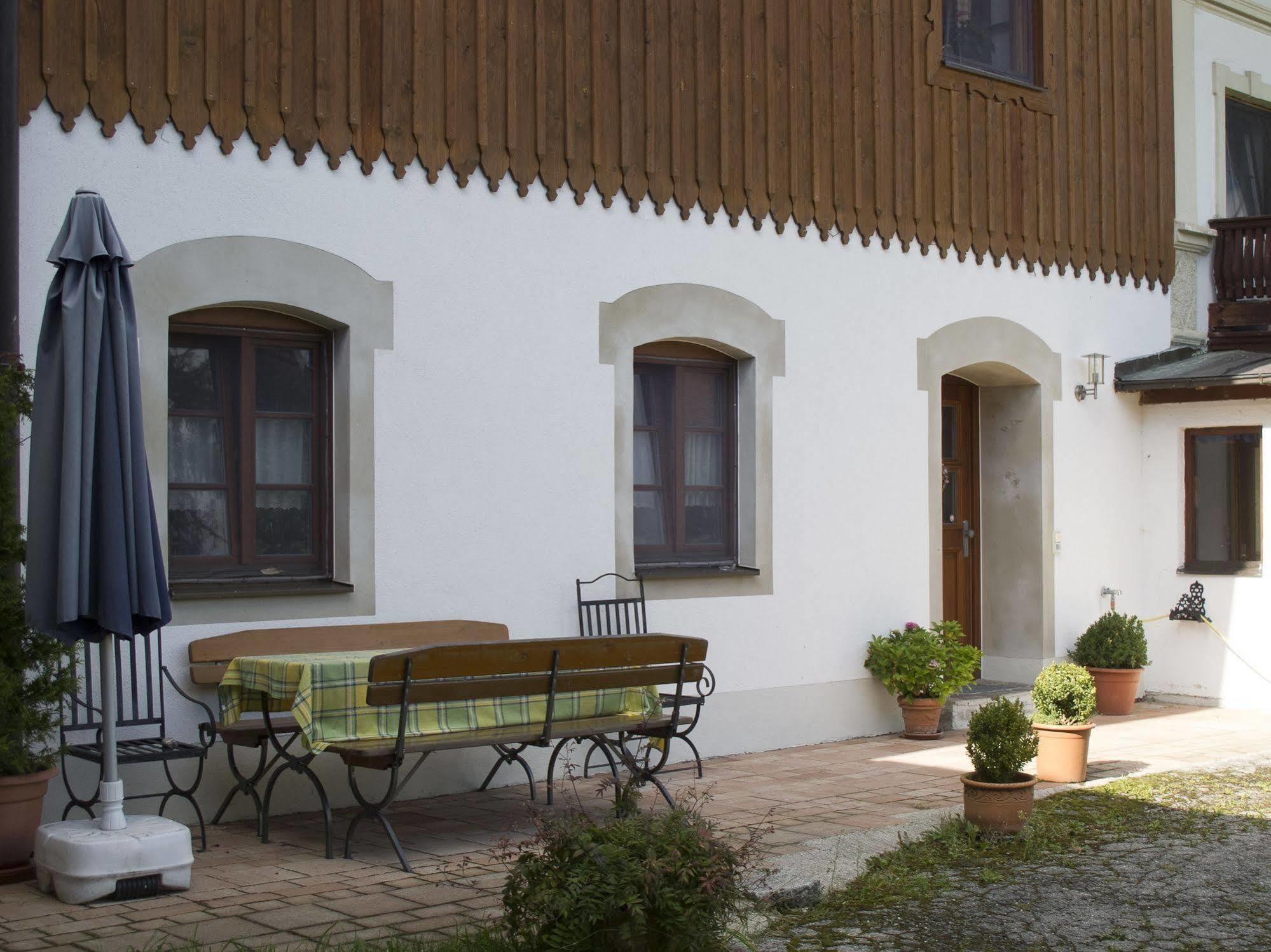 Pension Bernhardhof Otterfing エクステリア 写真