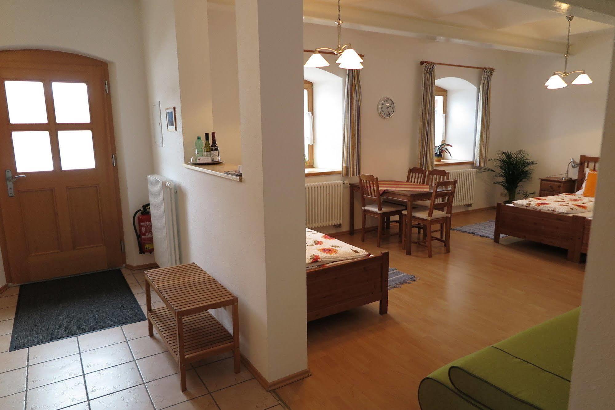 Pension Bernhardhof Otterfing エクステリア 写真