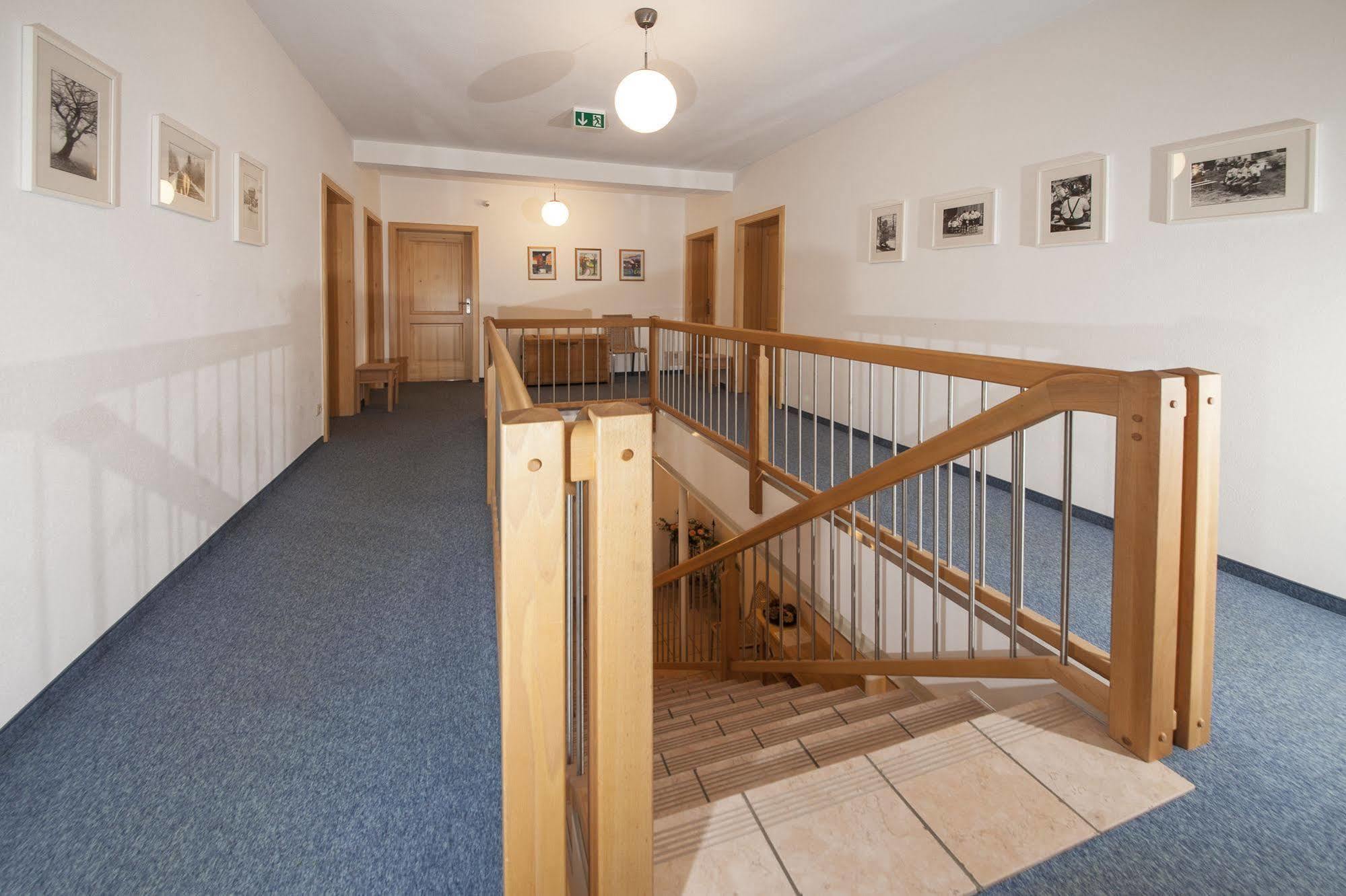 Pension Bernhardhof Otterfing エクステリア 写真