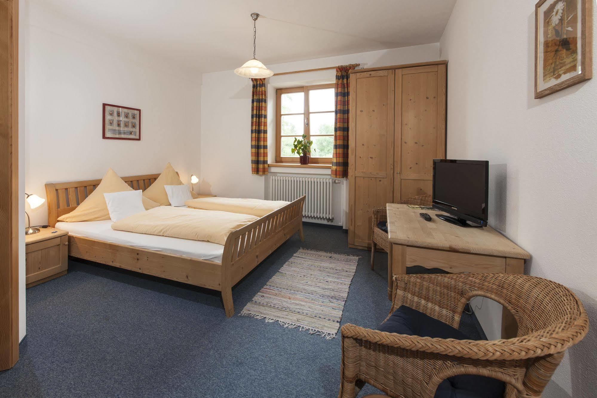 Pension Bernhardhof Otterfing エクステリア 写真