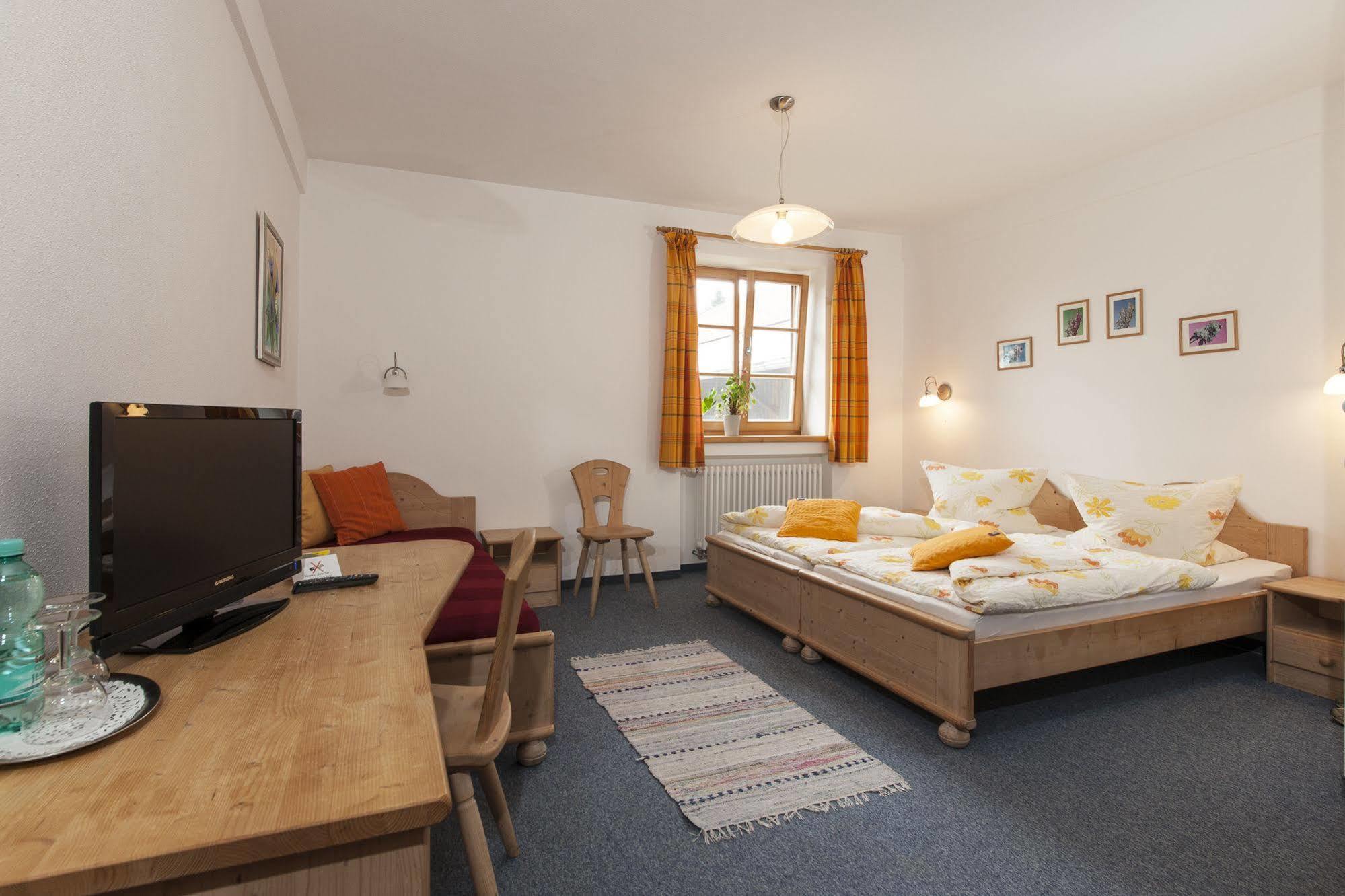 Pension Bernhardhof Otterfing エクステリア 写真