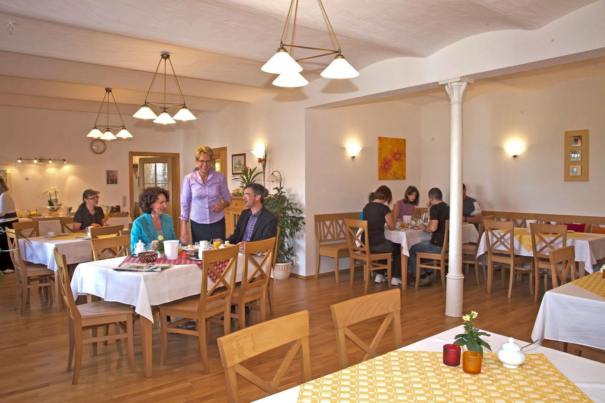 Pension Bernhardhof Otterfing エクステリア 写真